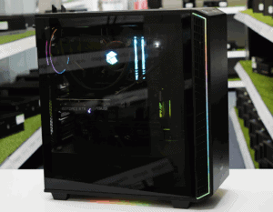 Υψηλής απόδοσης gaming υπολογιστής με RGB φωτισμό και Nvidia GeForce RTX κάρτα.