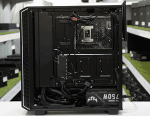 Ψηφιακός υπολογιστής με ανοιχτό πλαίσιο και εξαρτήματα εσωτερικού χώρου σε γραφείο.